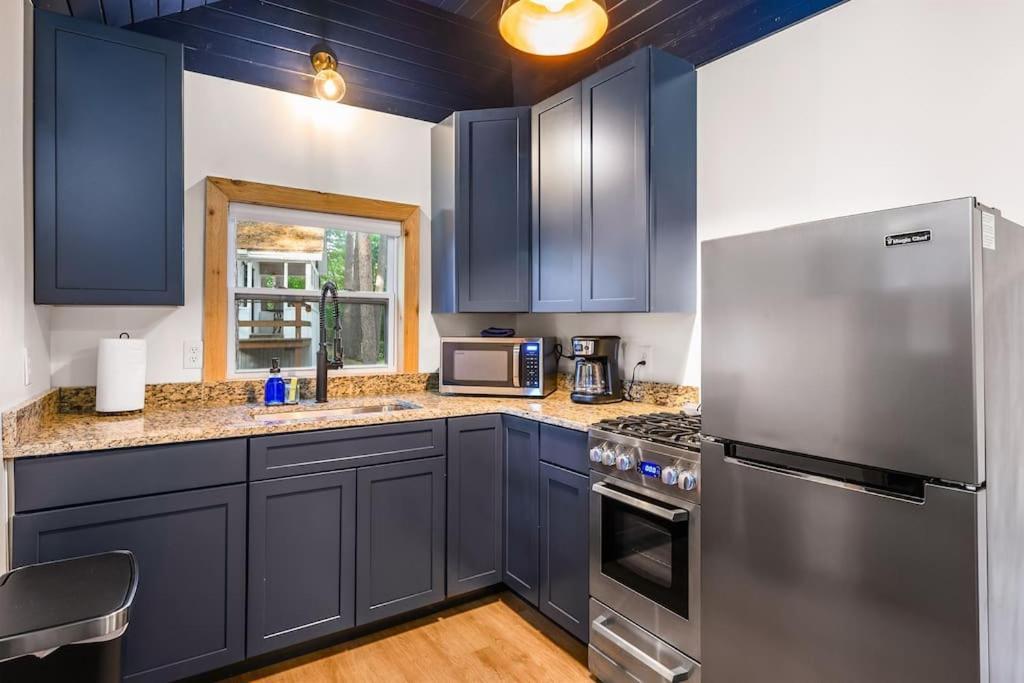 Arbutus Lake 3 Bedroom Cottage مدينة ترافيرز المظهر الخارجي الصورة